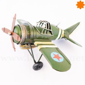 Avioneta militar de metal – Estilo de decoración industrial.