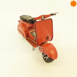 Mini Vespa de color rojo. Ideal para regalar a un/a motero/a